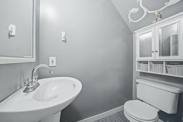 27 Omaha Ct, Sacramento, CA 95823