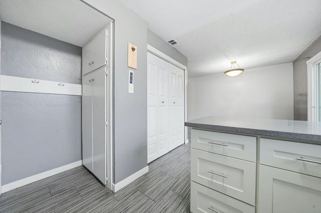 27 Omaha Ct, Sacramento, CA 95823