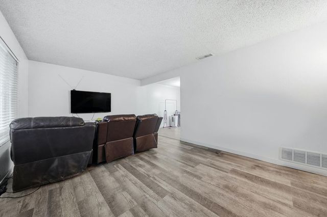 27 Omaha Ct, Sacramento, CA 95823