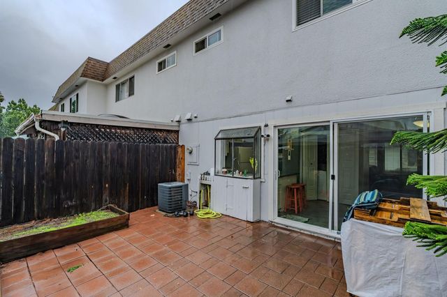 27 Omaha Ct, Sacramento, CA 95823