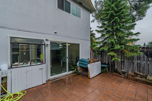 27 Omaha Ct, Sacramento, CA 95823