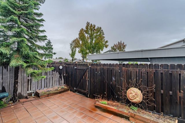 27 Omaha Ct, Sacramento, CA 95823