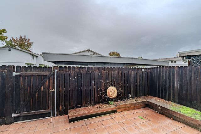 27 Omaha Ct, Sacramento, CA 95823