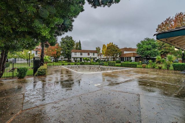 27 Omaha Ct, Sacramento, CA 95823