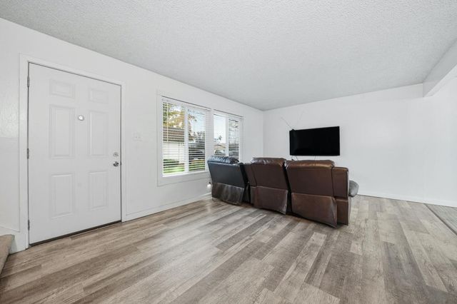 27 Omaha Ct, Sacramento, CA 95823