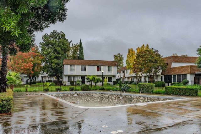 27 Omaha Ct, Sacramento, CA 95823