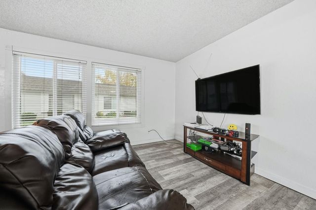 27 Omaha Ct, Sacramento, CA 95823