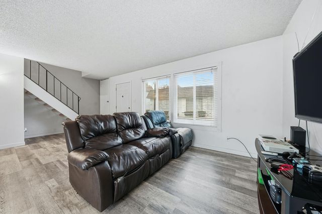 27 Omaha Ct, Sacramento, CA 95823