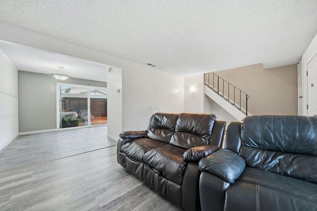 27 Omaha Ct, Sacramento, CA 95823