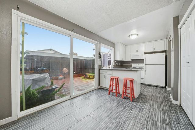 27 Omaha Ct, Sacramento, CA 95823