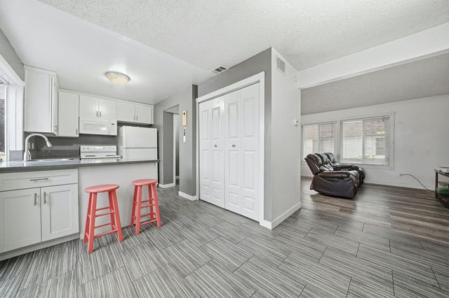 27 Omaha Ct, Sacramento, CA 95823