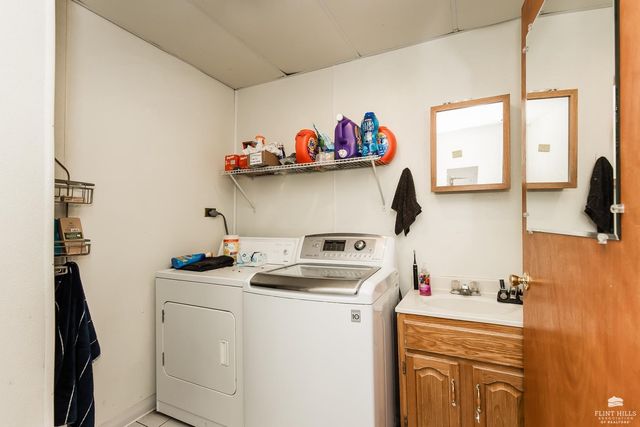 1411 Hartford Road, Manhattan, KS 66502