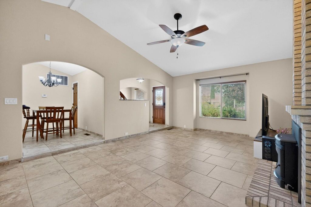 Image 11 of property listing at 5612 Chelwood Park Boulevard NE, Albuquerque, NM 87111