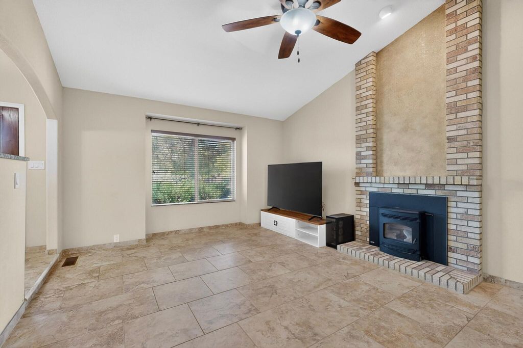 Image 12 of property listing at 5612 Chelwood Park Boulevard NE, Albuquerque, NM 87111