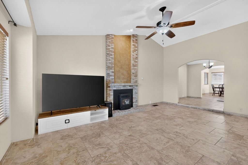 Image 13 of property listing at 5612 Chelwood Park Boulevard NE, Albuquerque, NM 87111