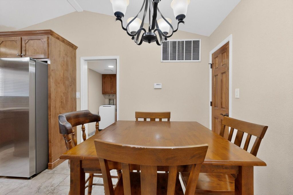 Image 15 of property listing at 5612 Chelwood Park Boulevard NE, Albuquerque, NM 87111