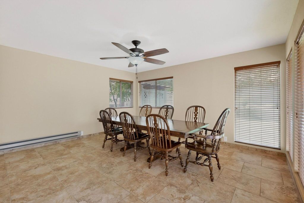 Image 18 of property listing at 5612 Chelwood Park Boulevard NE, Albuquerque, NM 87111
