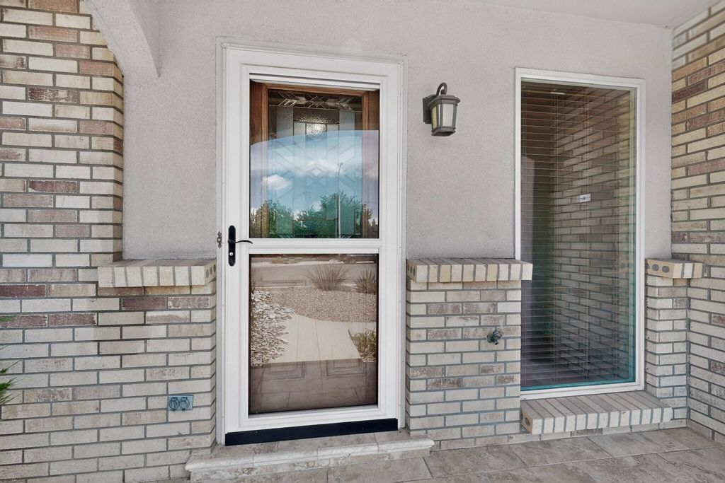 Image 3 of property listing at 5612 Chelwood Park Boulevard NE, Albuquerque, NM 87111