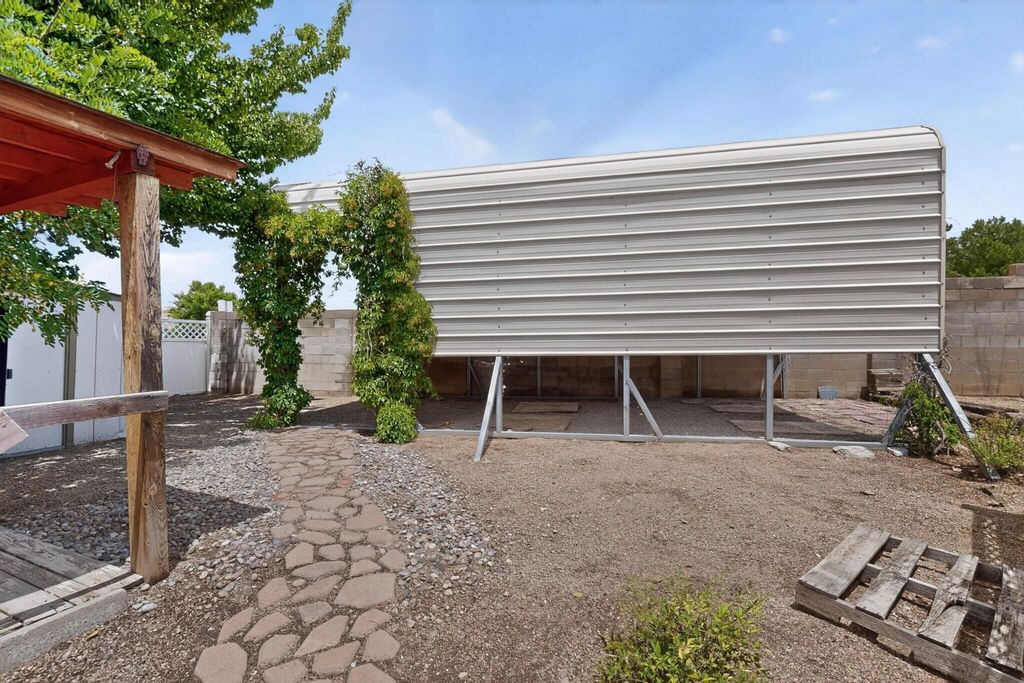 Image 38 of property listing at 5612 Chelwood Park Boulevard NE, Albuquerque, NM 87111