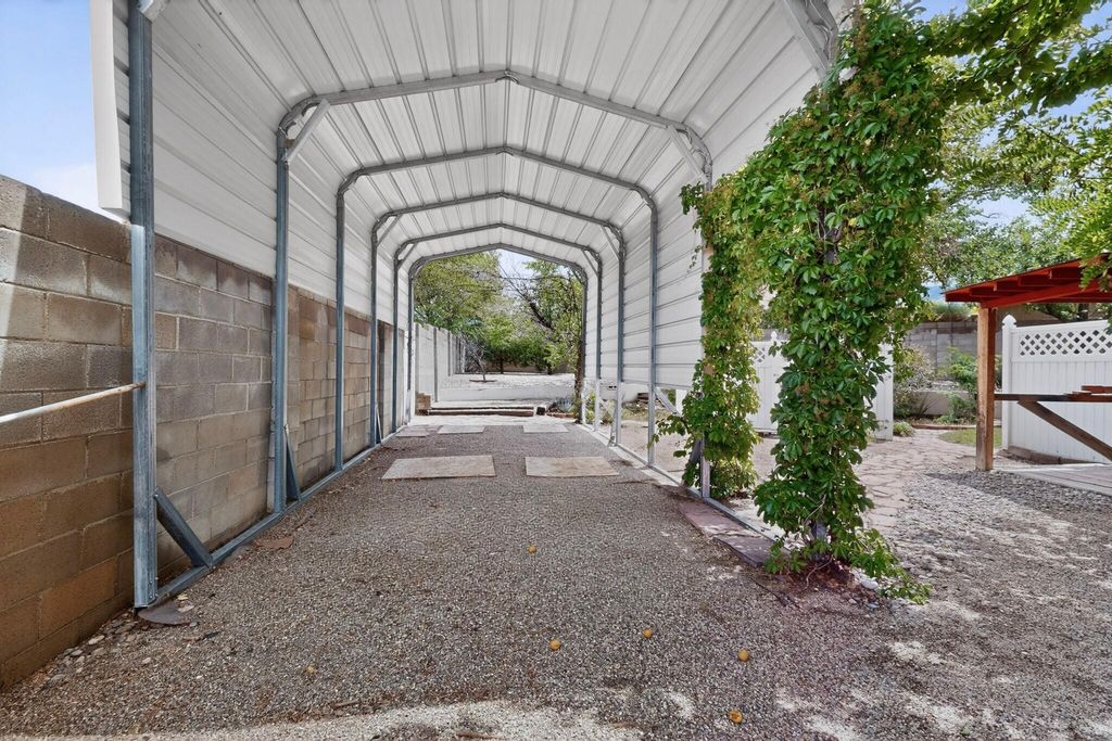 Image 39 of property listing at 5612 Chelwood Park Boulevard NE, Albuquerque, NM 87111