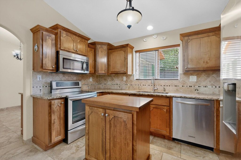 Image 4 of property listing at 5612 Chelwood Park Boulevard NE, Albuquerque, NM 87111
