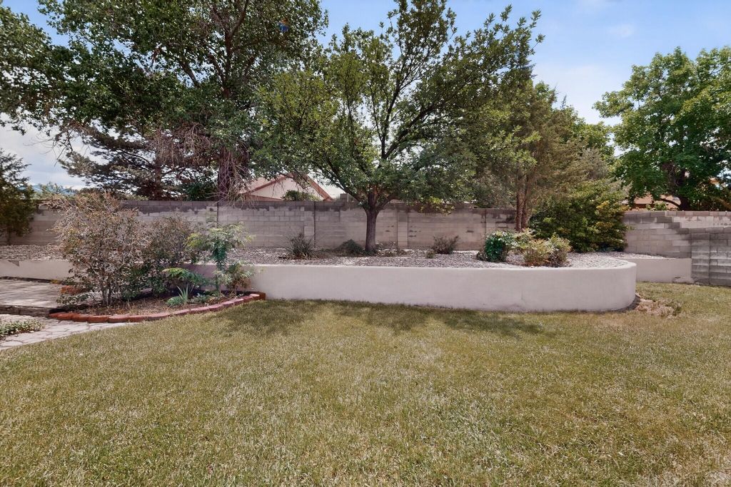 Image 40 of property listing at 5612 Chelwood Park Boulevard NE, Albuquerque, NM 87111