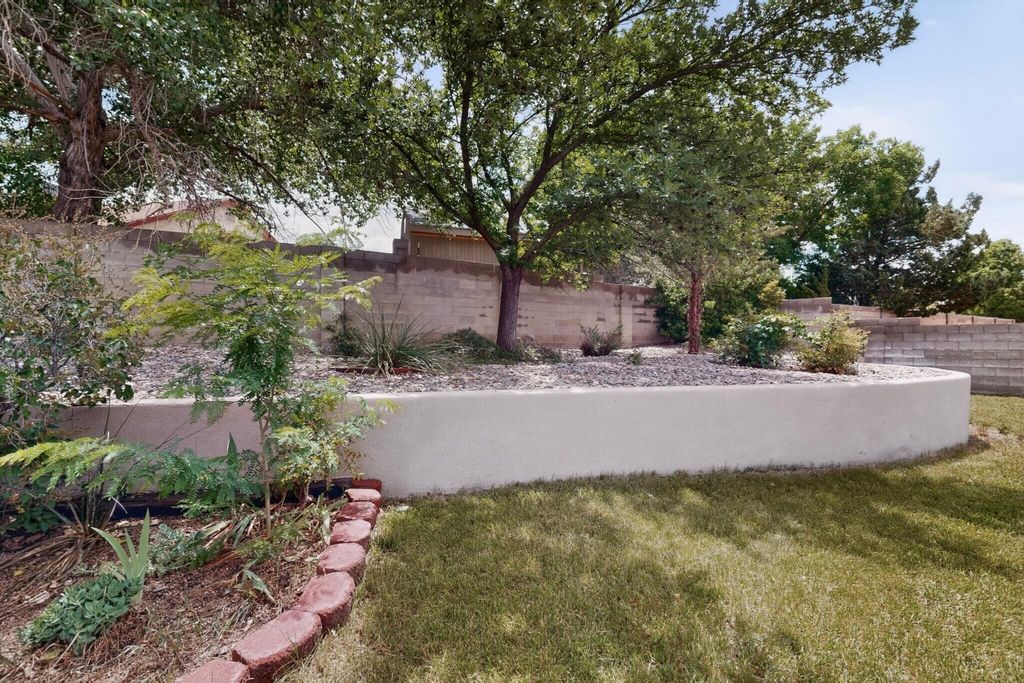 Image 42 of property listing at 5612 Chelwood Park Boulevard NE, Albuquerque, NM 87111