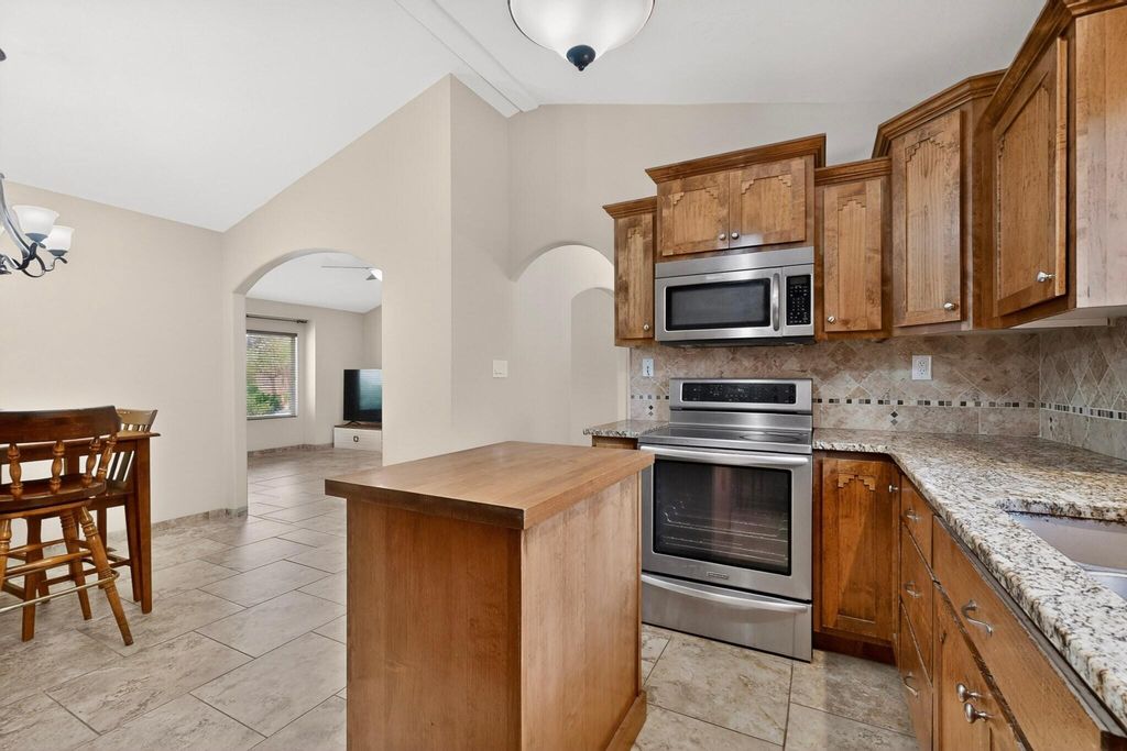 Image 5 of property listing at 5612 Chelwood Park Boulevard NE, Albuquerque, NM 87111