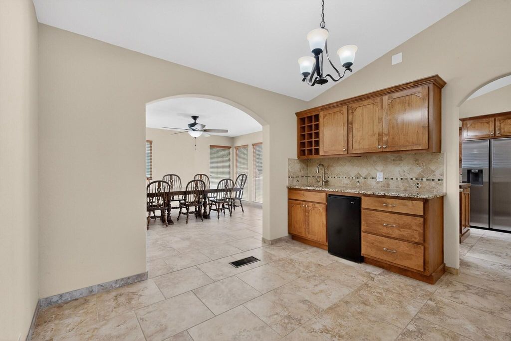 Image 6 of property listing at 5612 Chelwood Park Boulevard NE, Albuquerque, NM 87111