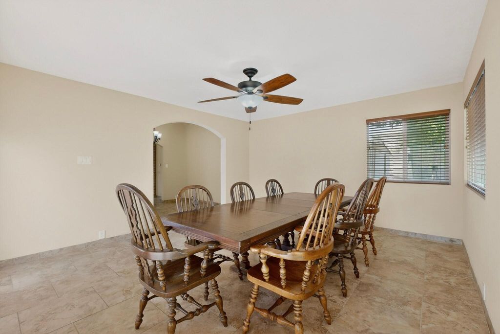 Image 7 of property listing at 5612 Chelwood Park Boulevard NE, Albuquerque, NM 87111