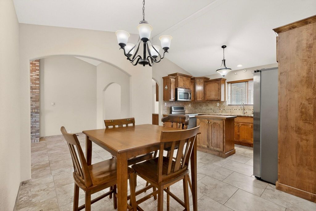 Image 8 of property listing at 5612 Chelwood Park Boulevard NE, Albuquerque, NM 87111