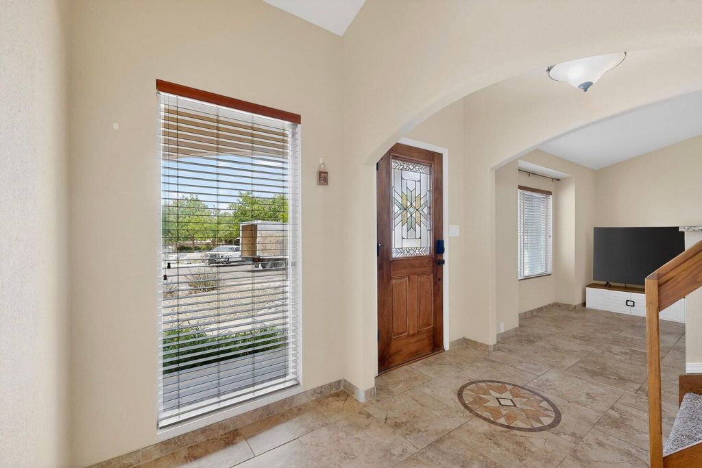 Image 9 of property listing at 5612 Chelwood Park Boulevard NE, Albuquerque, NM 87111