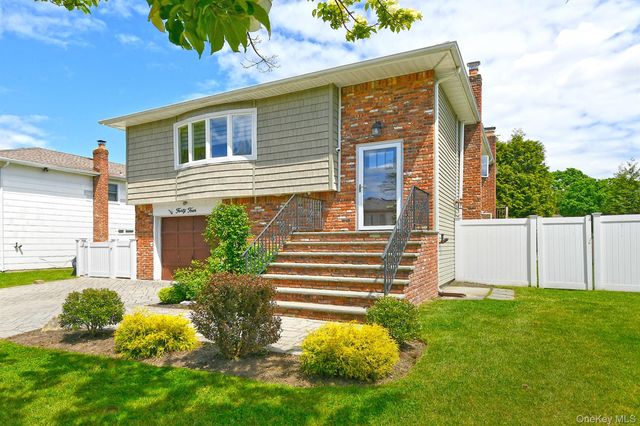 44 Derby Avenue, Greenlawn, NY 11740