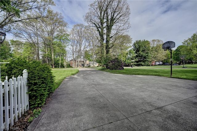 1036 Briarview Avenue NW, North Canton, OH 44720