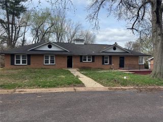 8827 May Avenue, St Louis, MO 63136