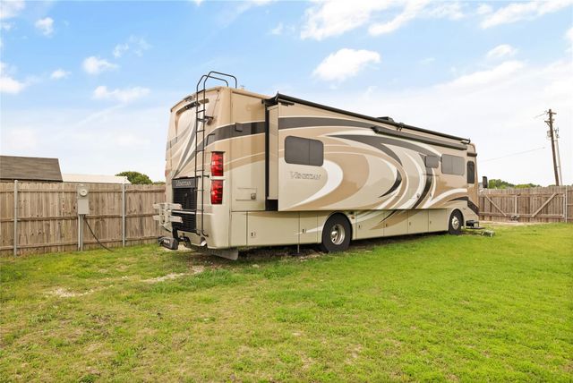 200 Flower Meadows Drive, Waxahachie, TX 75165