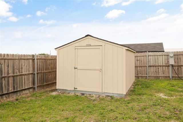 200 Flower Meadows Drive, Waxahachie, TX 75165