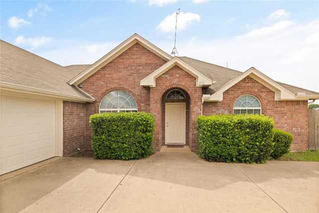 200 Flower Meadows Drive, Waxahachie, TX 75165