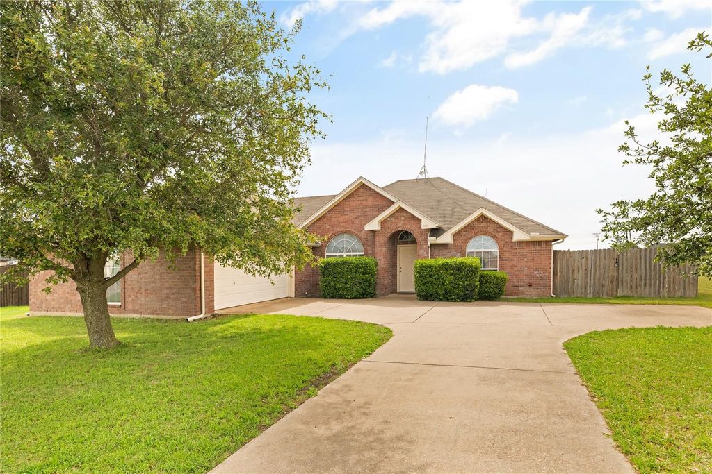 200 Flower Meadows Drive, Waxahachie, TX 75165