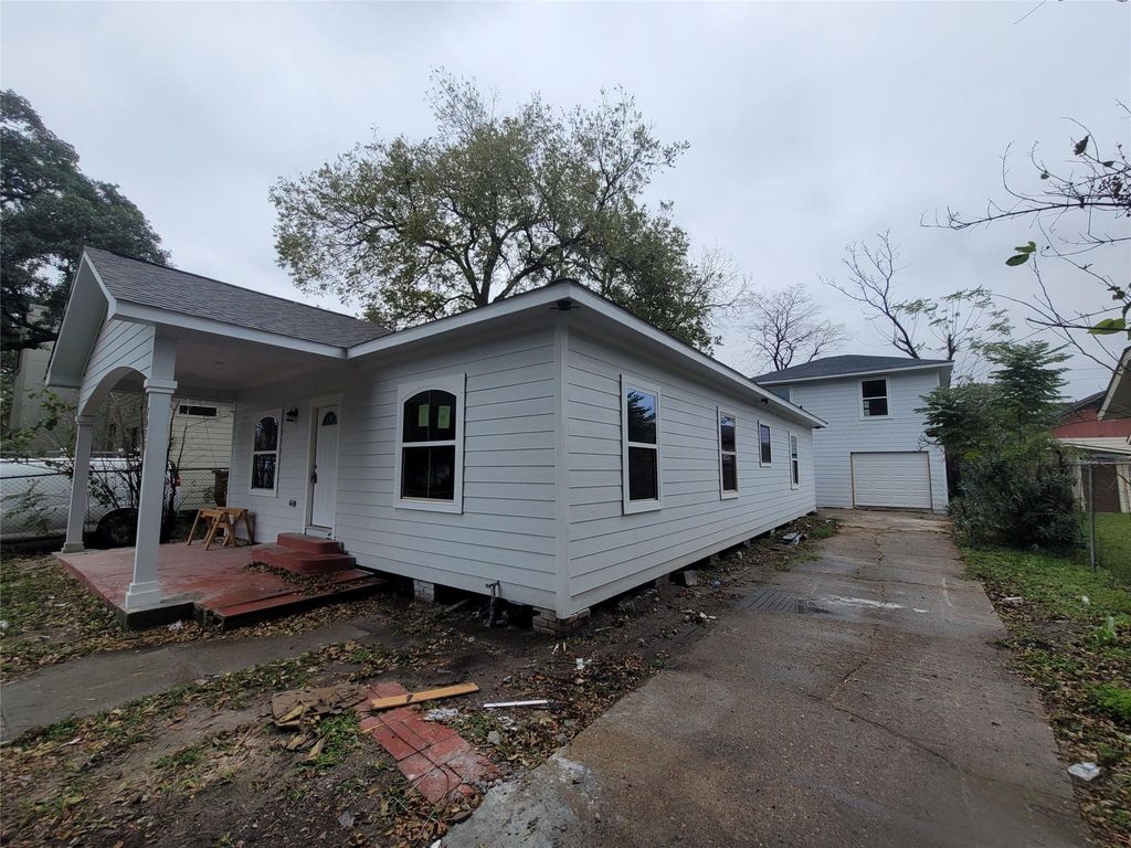 7033 Avenue E, Houston, TX 77011