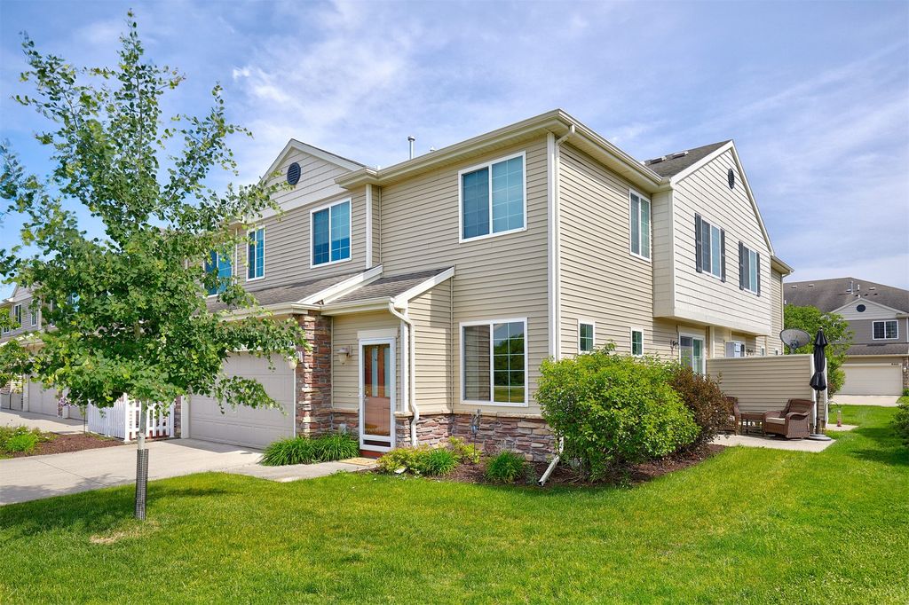 8462 Cody Drive, West Des Moines, IA 50266
