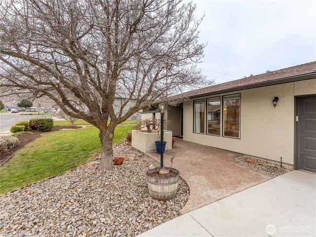 1320 Wedgewood Avenue, Wenatchee, WA 98801