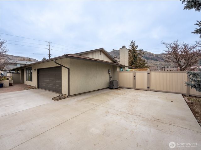 1320 Wedgewood Avenue, Wenatchee, WA 98801