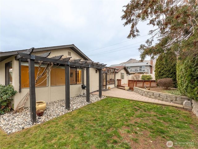 1320 Wedgewood Avenue, Wenatchee, WA 98801