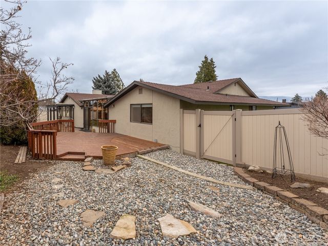 1320 Wedgewood Avenue, Wenatchee, WA 98801