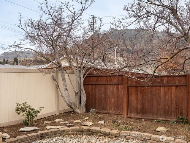 1320 Wedgewood Avenue, Wenatchee, WA 98801