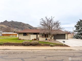 1320 Wedgewood Avenue, Wenatchee, WA 98801