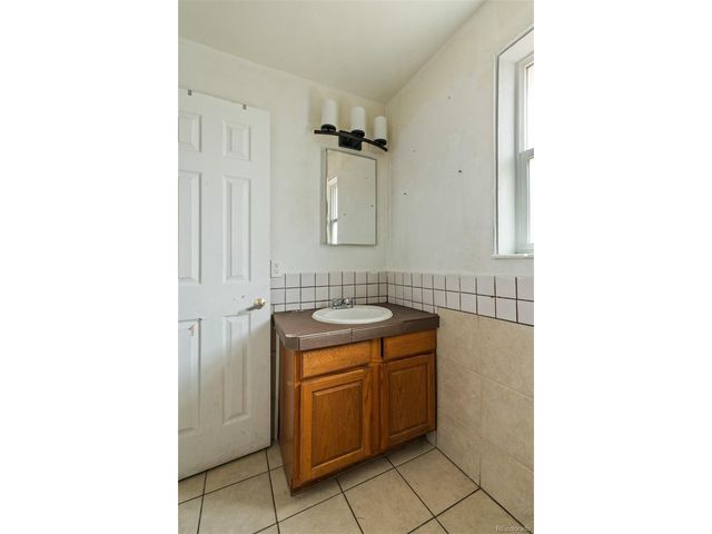 1101 Akron St, Aurora, CO 80010