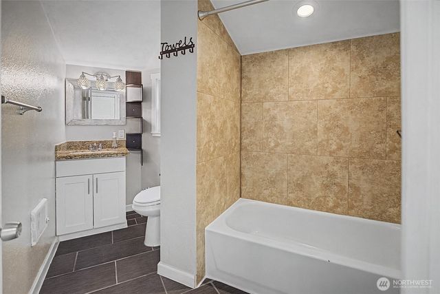 1251 S 230th Street, Des Moines, WA 98198