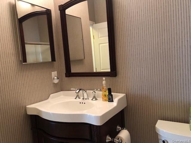 170 Larry Lane, Dix Hills, NY 11746